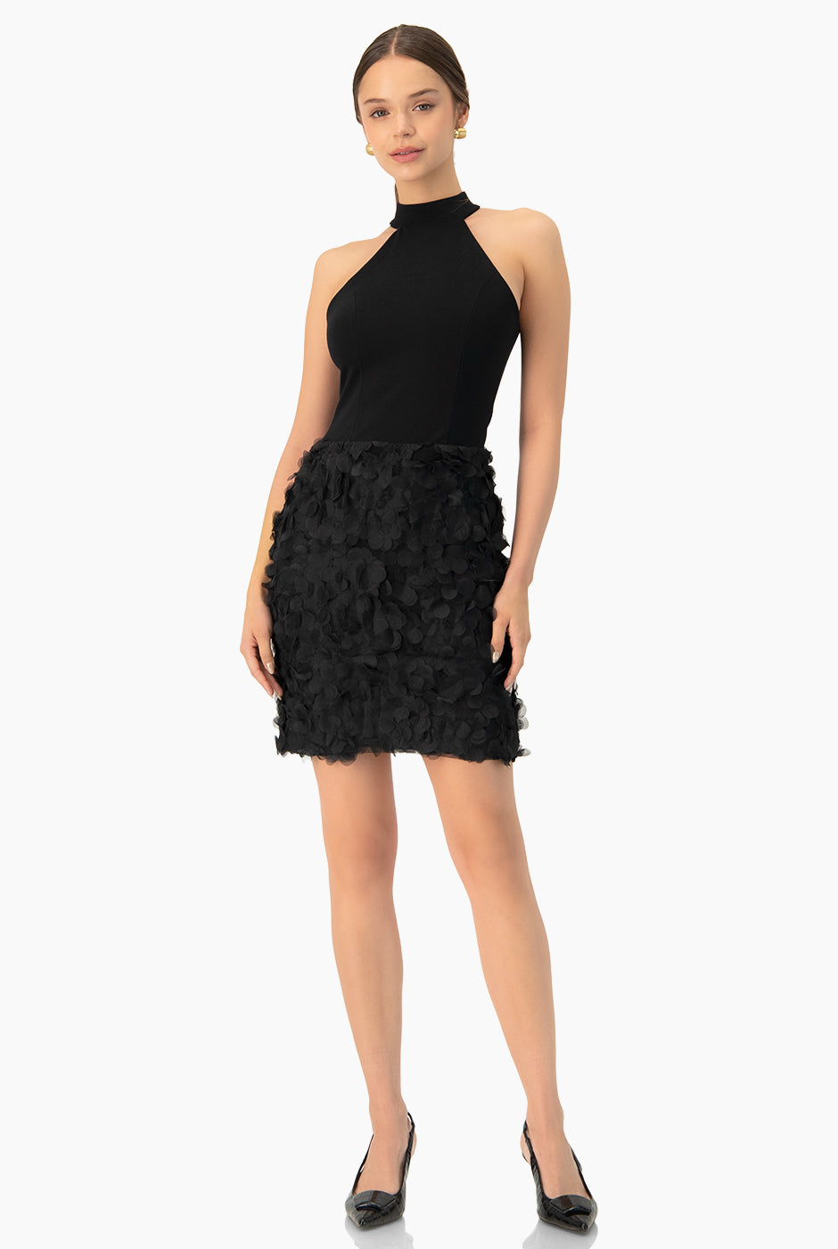 Vestido halter negro con aplicaciones florales