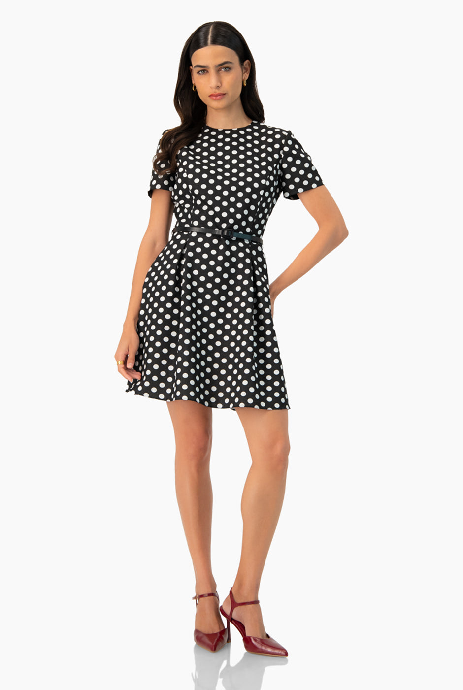 Vestido corto línea A negro con estampado de lunares