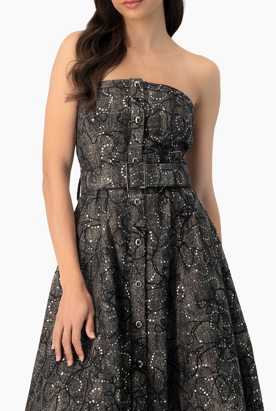 Vestido midi negro strapless con botones frontales y cinturón