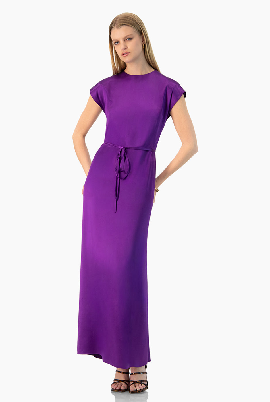 Vestido largo morado sin mangas con cinturón delgado