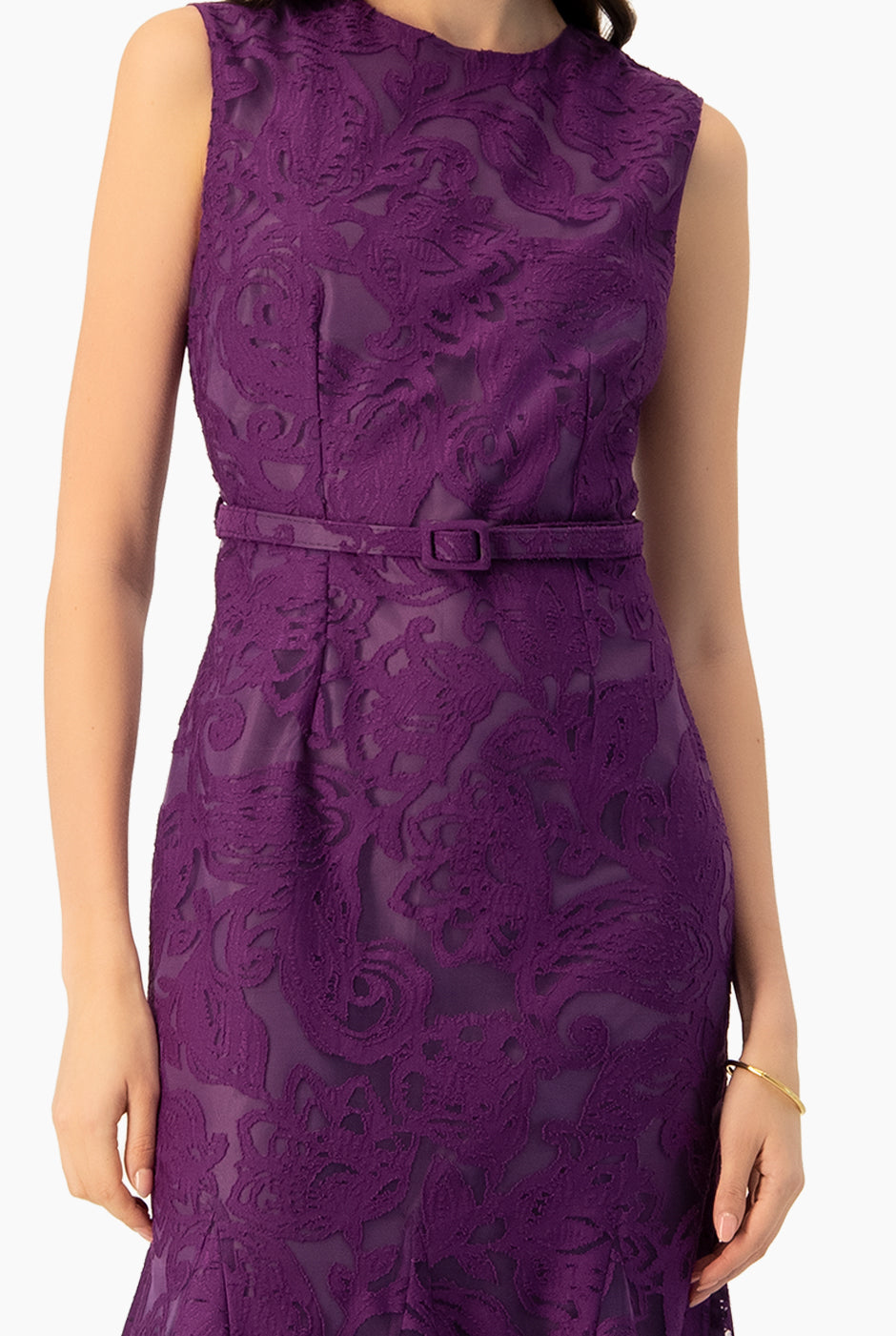 Vestido morado largo sin mangas con cinturón