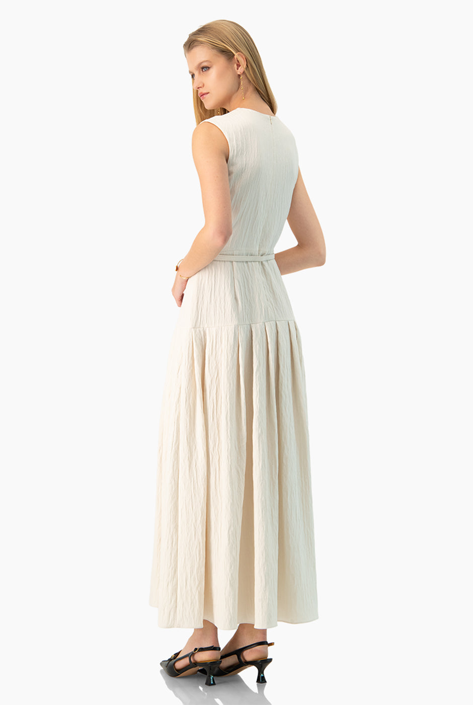 Vestido largo marfil sin mangas con cinturón Ivonne