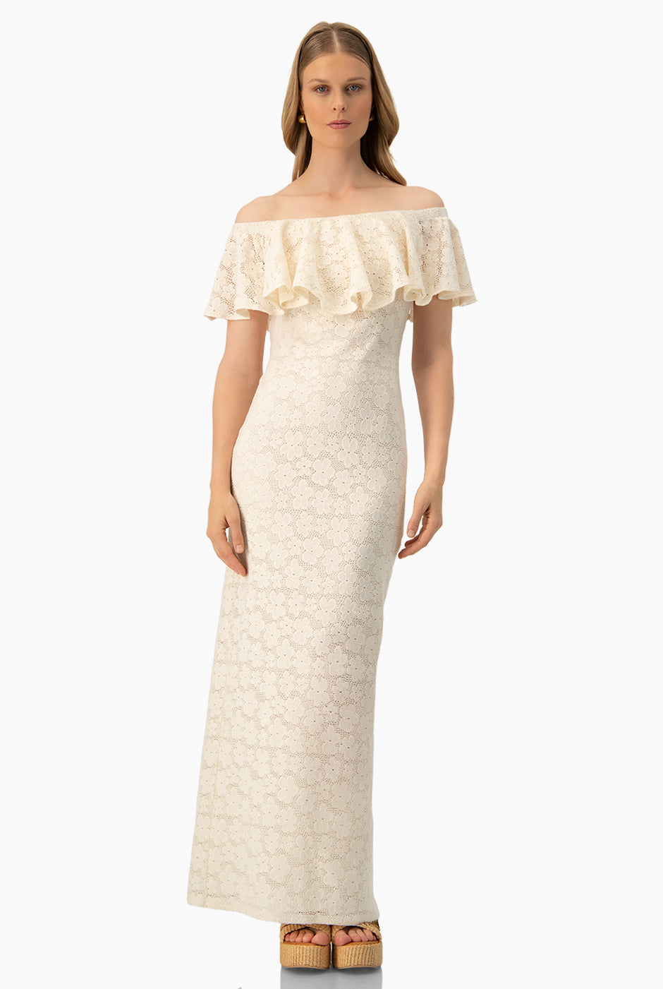 Vestido largo marfil escote bardot con olanes
