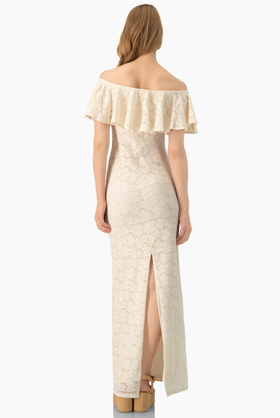 Vestido largo marfil escote bardot con olanes