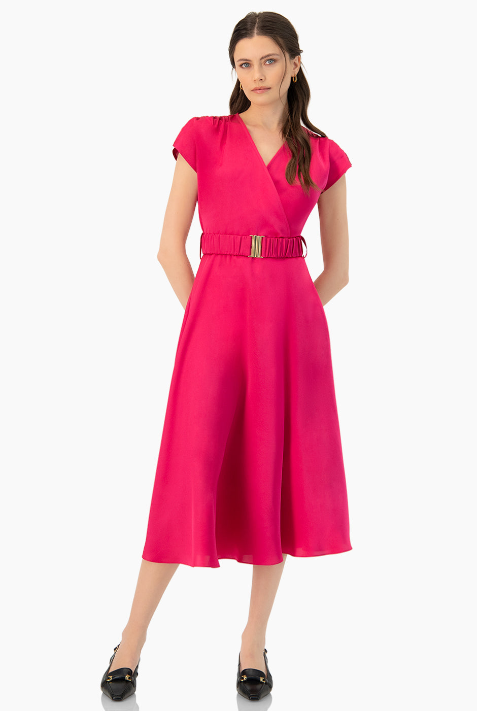 Vestido midi fucsia con escote en V y cinturón