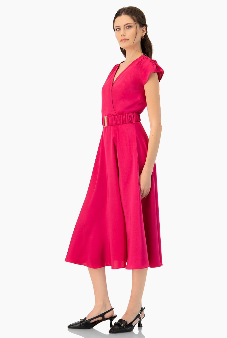 Vestido midi fucsia con escote en V y cinturón