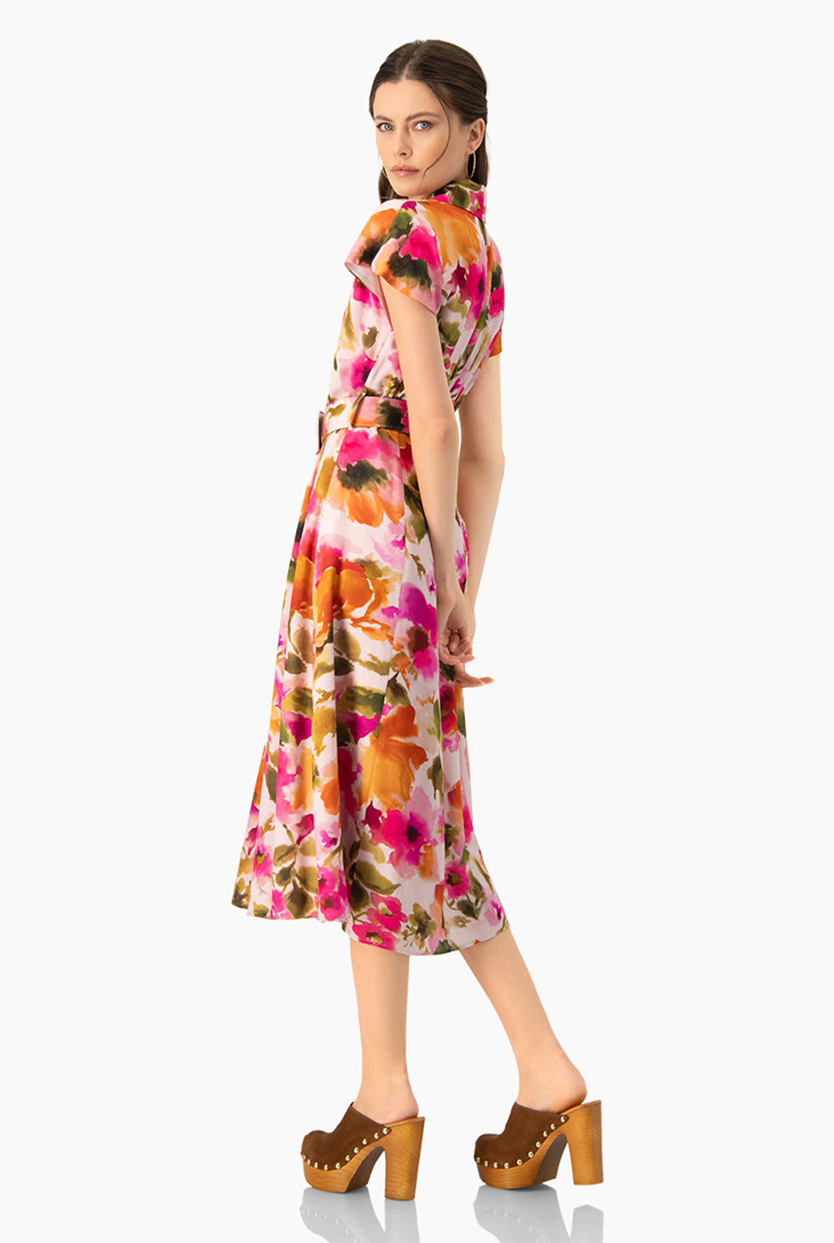 Vestido midi estampado floral con cinturón y cuello camisero