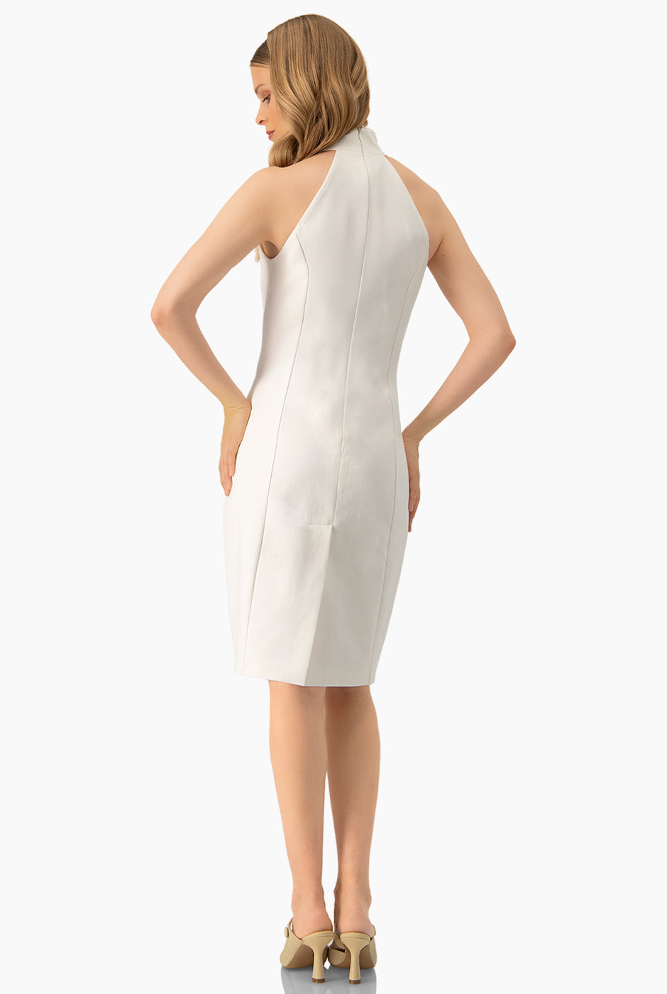 Vestido corto marfil sin mangas con cuello alto y escote halter