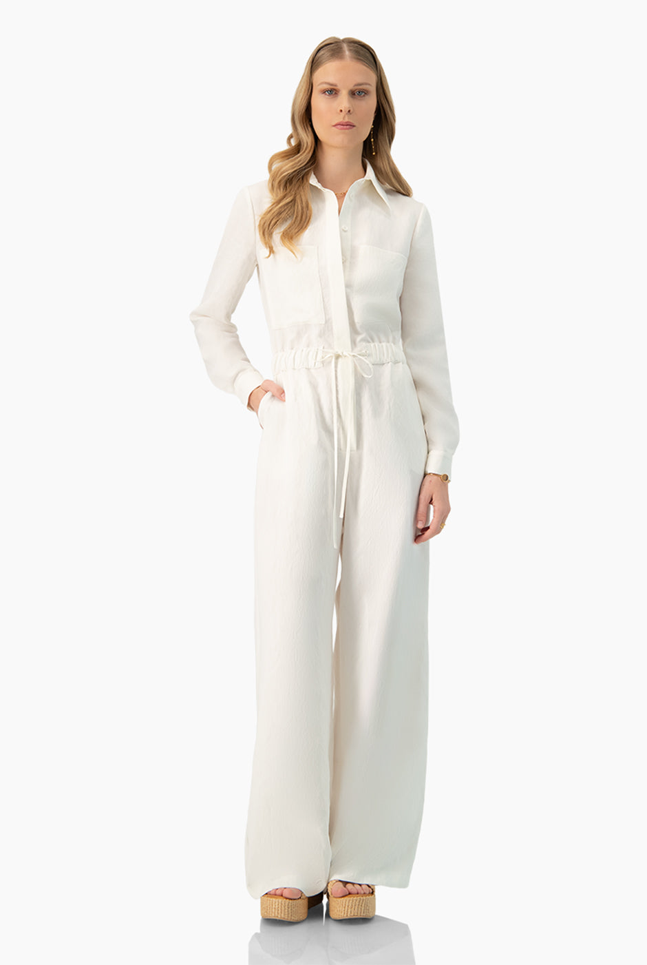 Jumpsuit marfil con mangas largas y cinturón en cintura