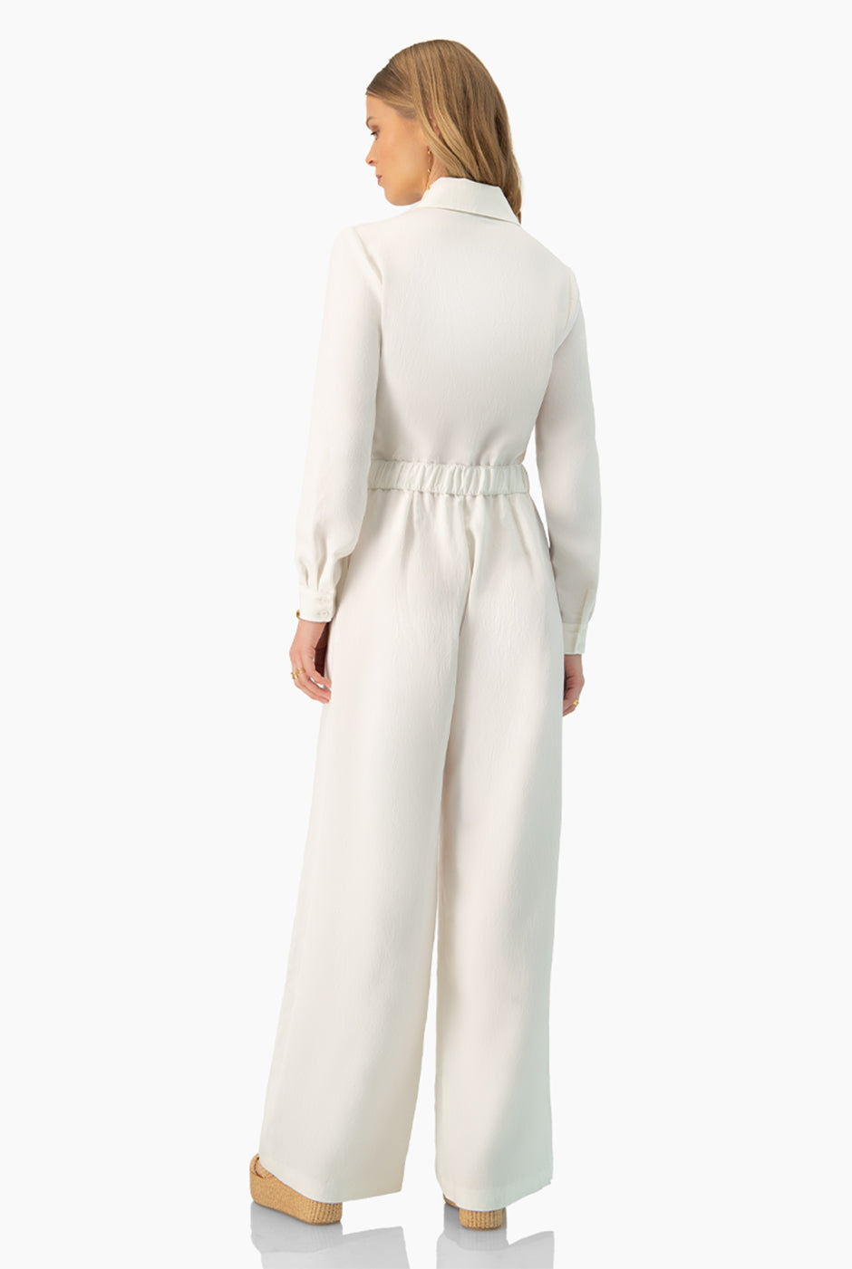 Jumpsuit marfil con mangas largas y cinturón en cintura