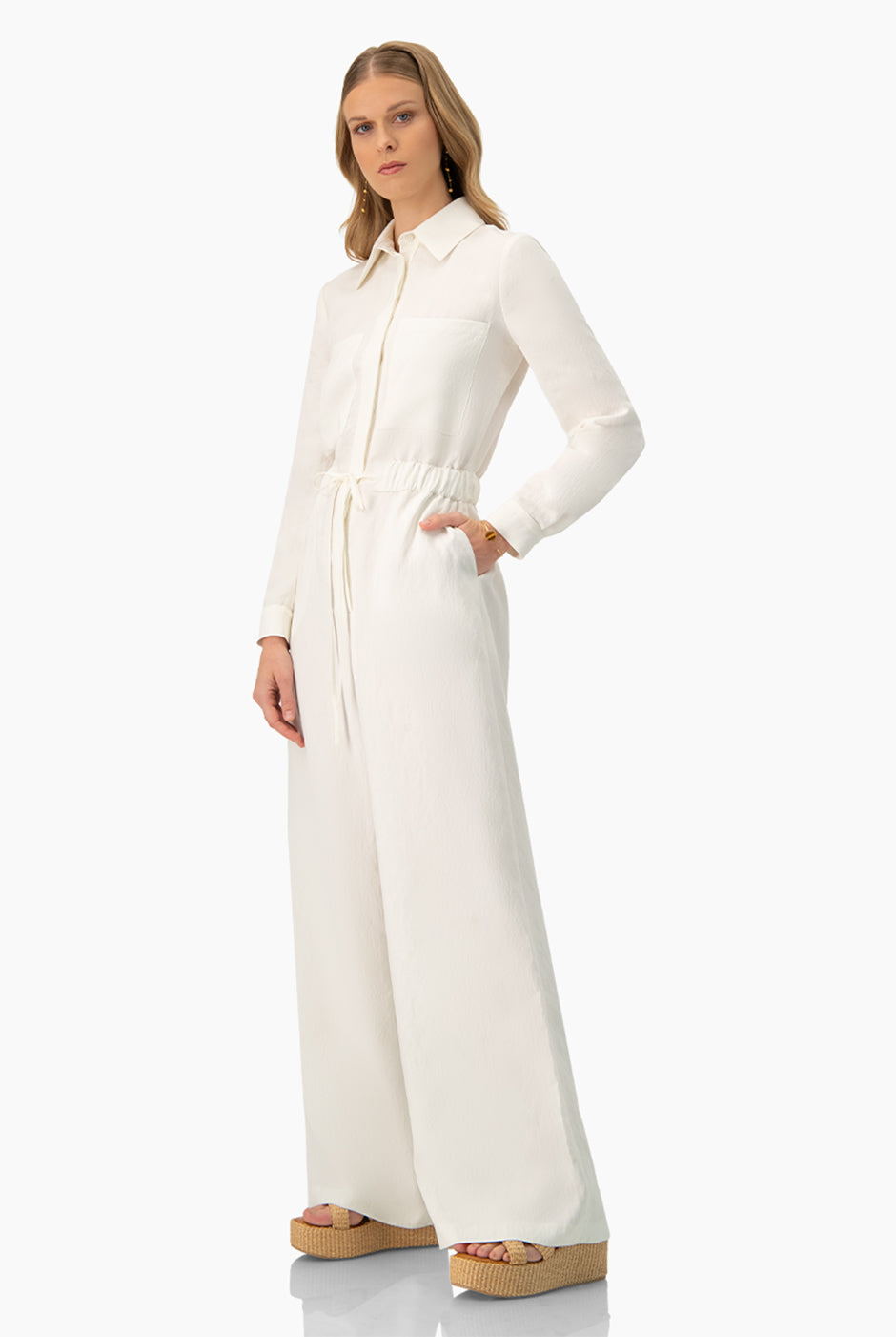Jumpsuit marfil con mangas largas y cinturón en cintura