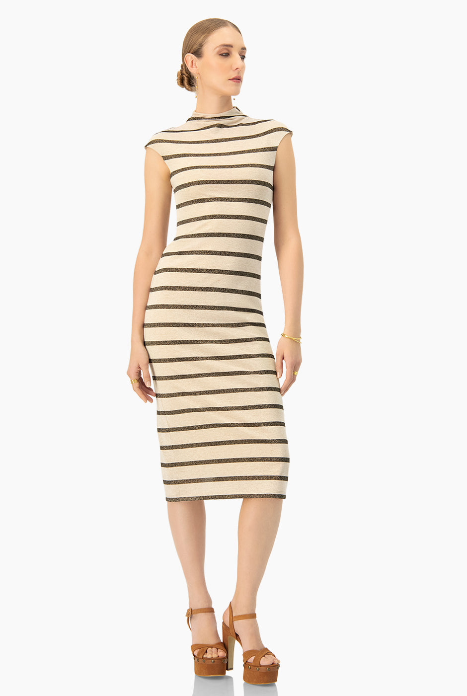 Vestido midi de rayas arena sin mangas y cuello alto