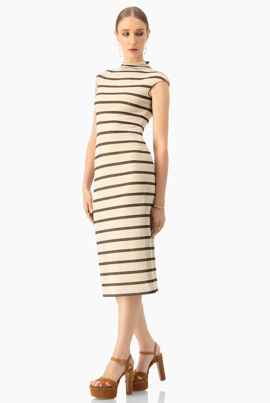 Vestido midi de rayas arena sin mangas y cuello alto