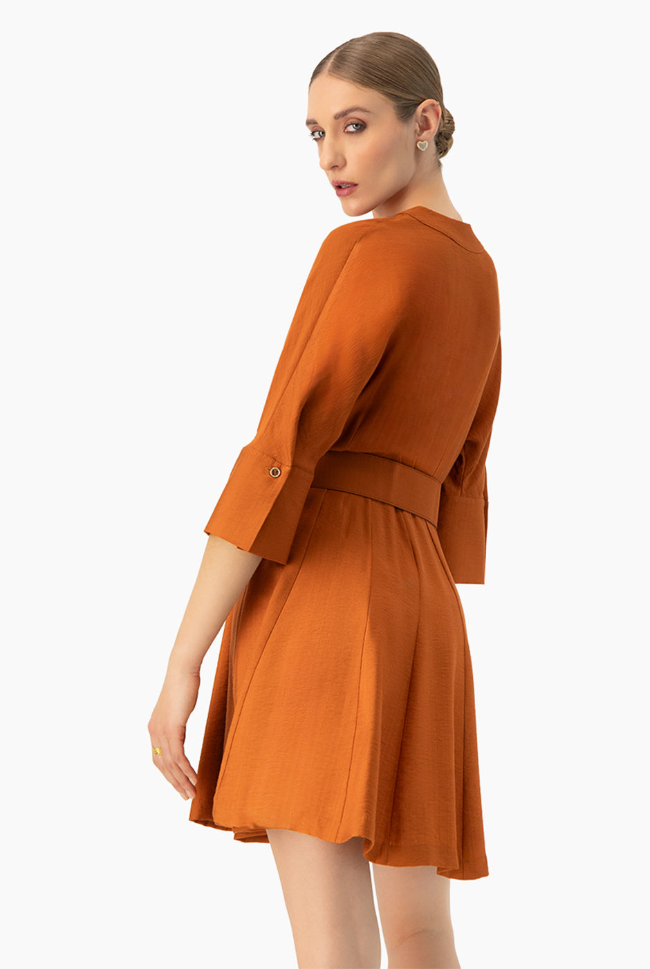 Vestido corto línea A café con cinturón y botones frontales