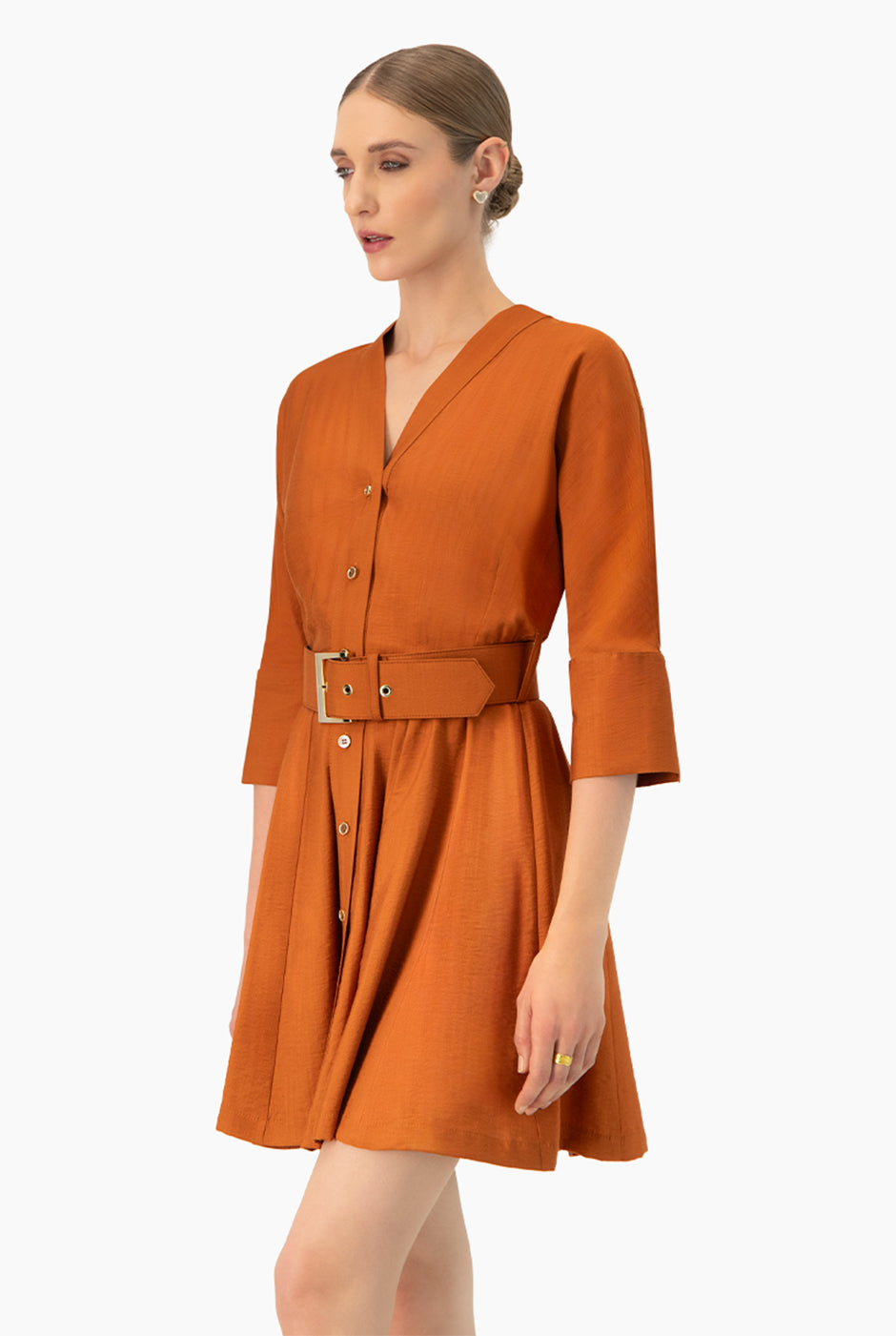 Vestido corto línea A café con cinturón y botones frontales