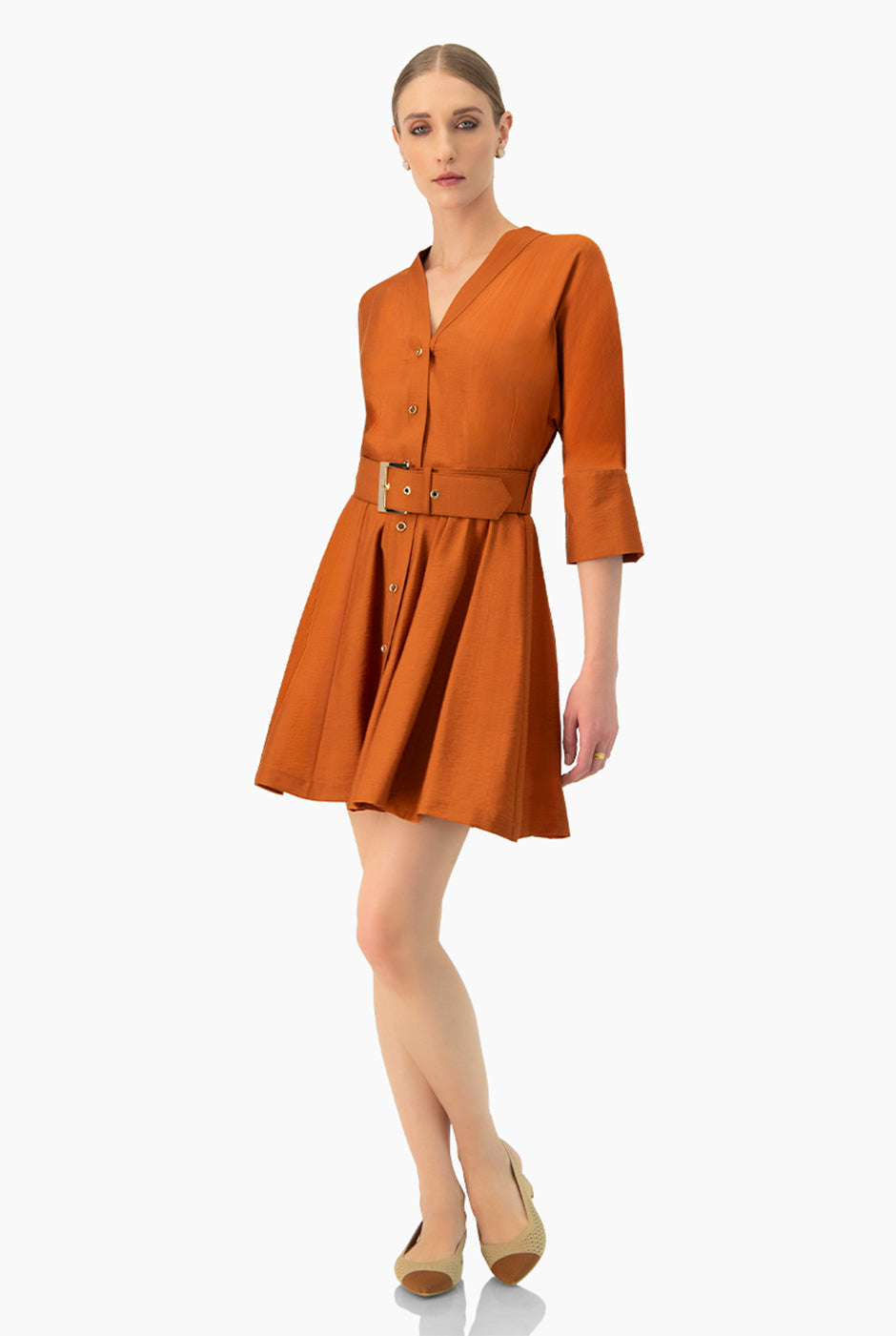 Vestido corto línea A café con cinturón y botones frontales