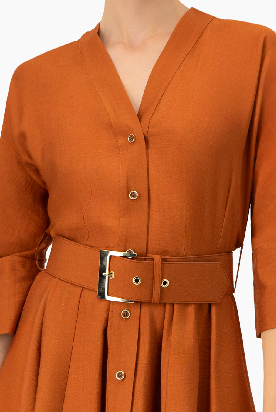 Vestido corto línea A café con cinturón y botones frontales