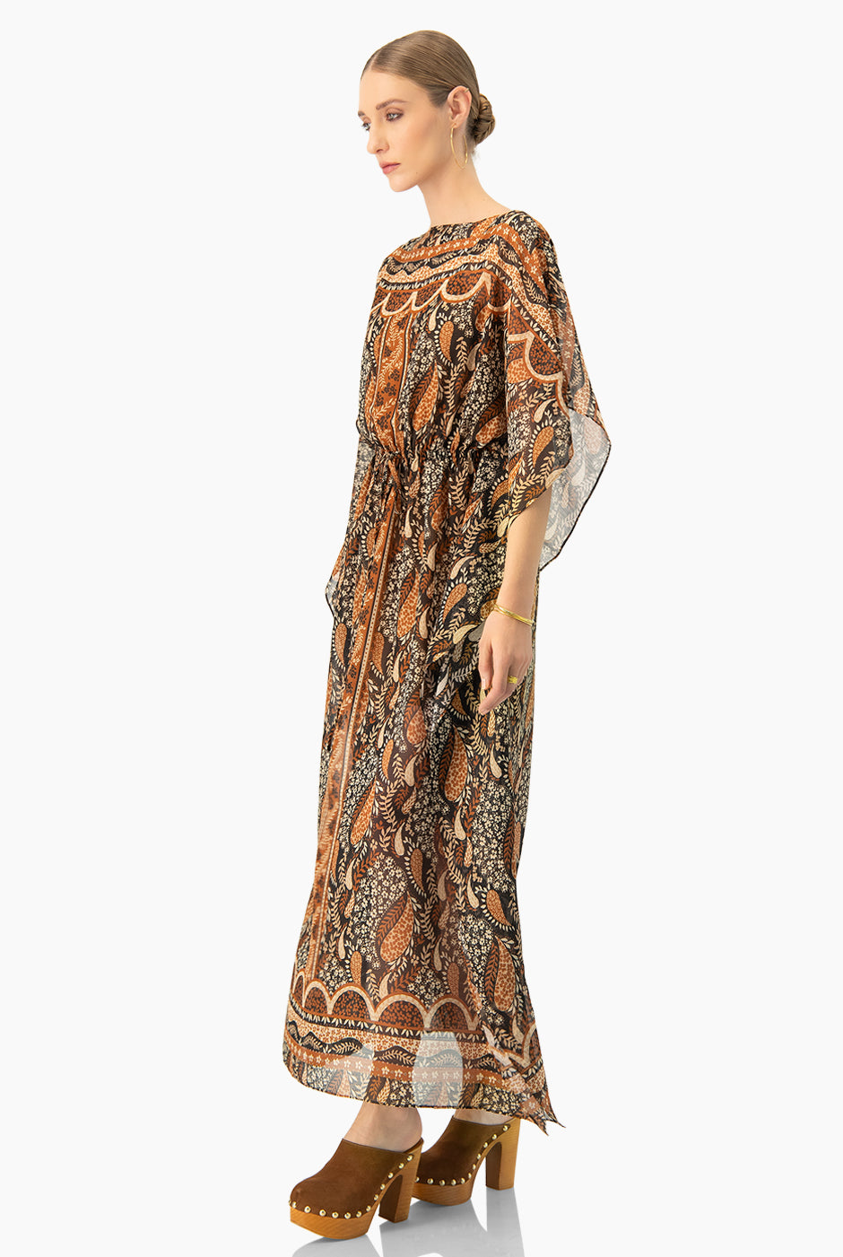 Vestido largo café estampado con mangas tipo murciélago