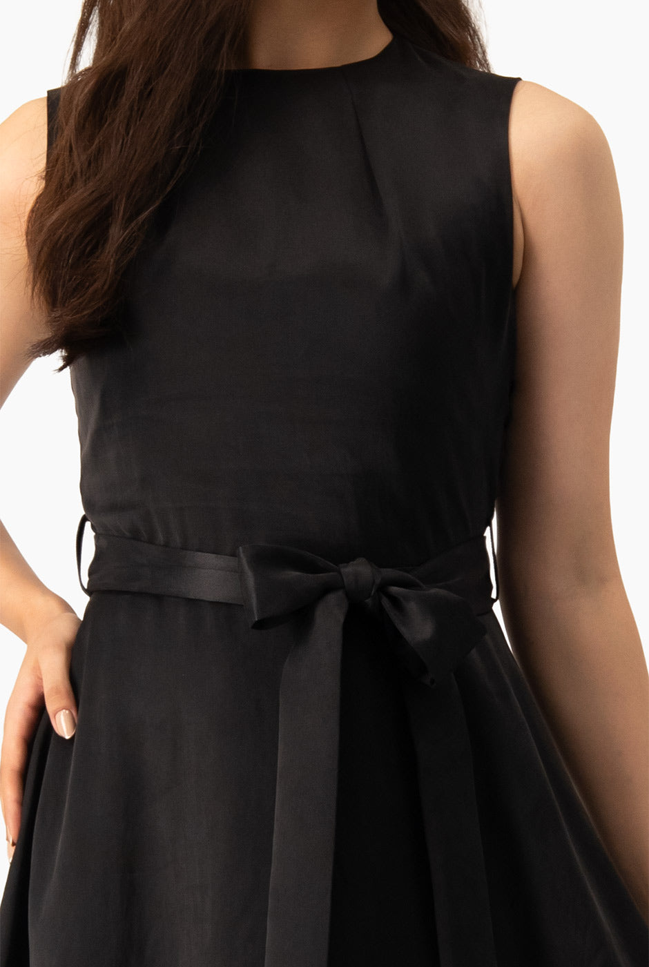 Vestido Línea A negro sin mangas con cinturón lazo