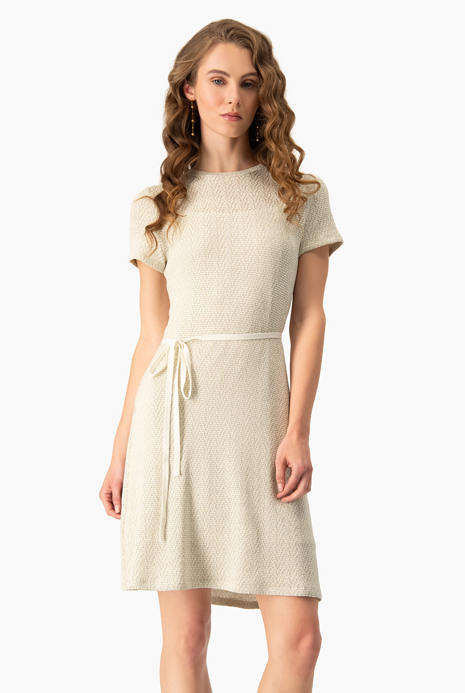 Vestido corto tejido dorado con cinta y mangas cortas