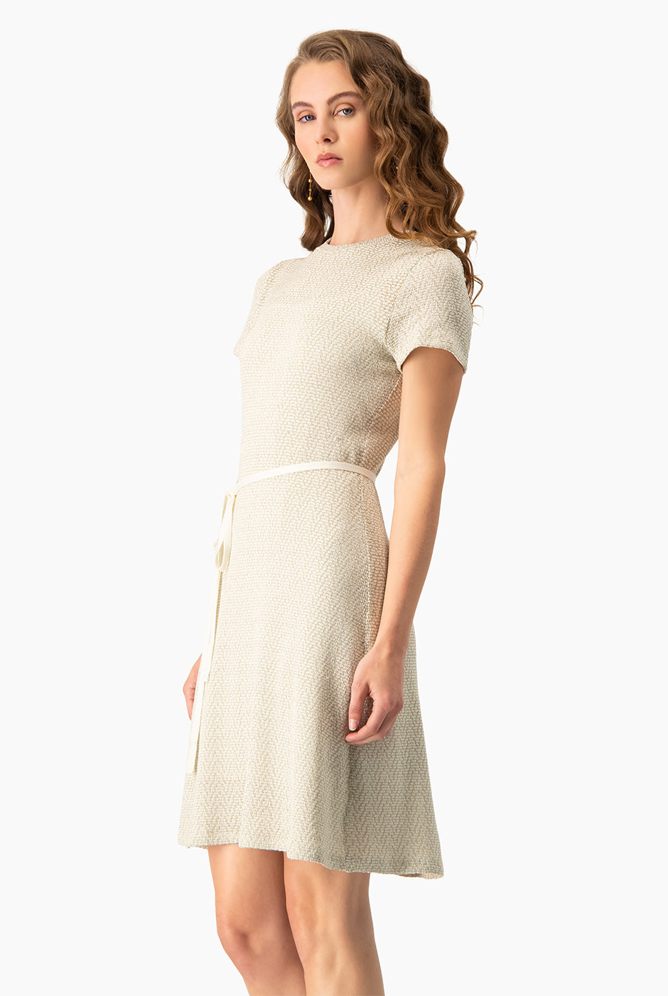 Vestido corto tejido dorado con cinta y mangas cortas