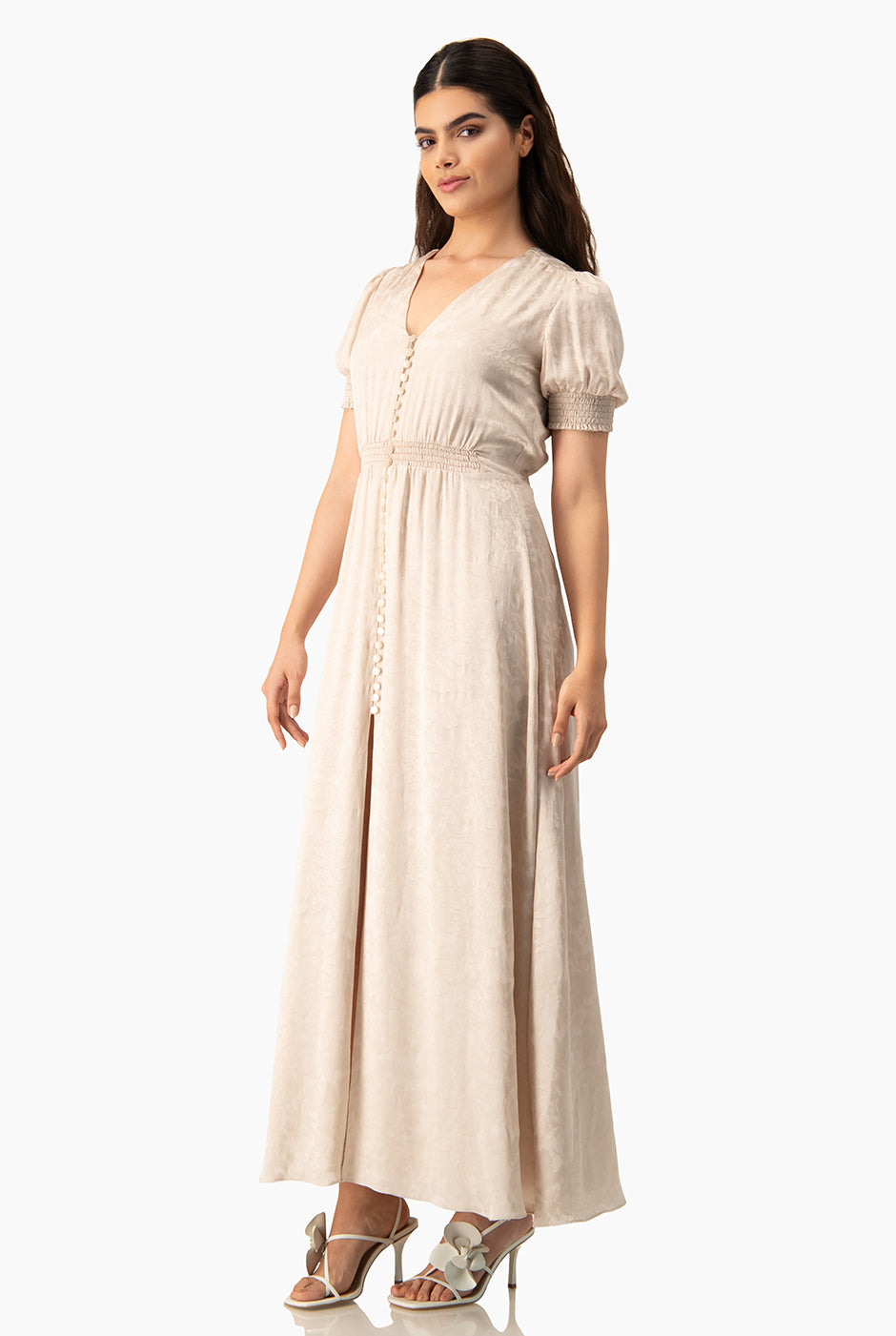 Vestido largo beige con escote en V y detalle de smock