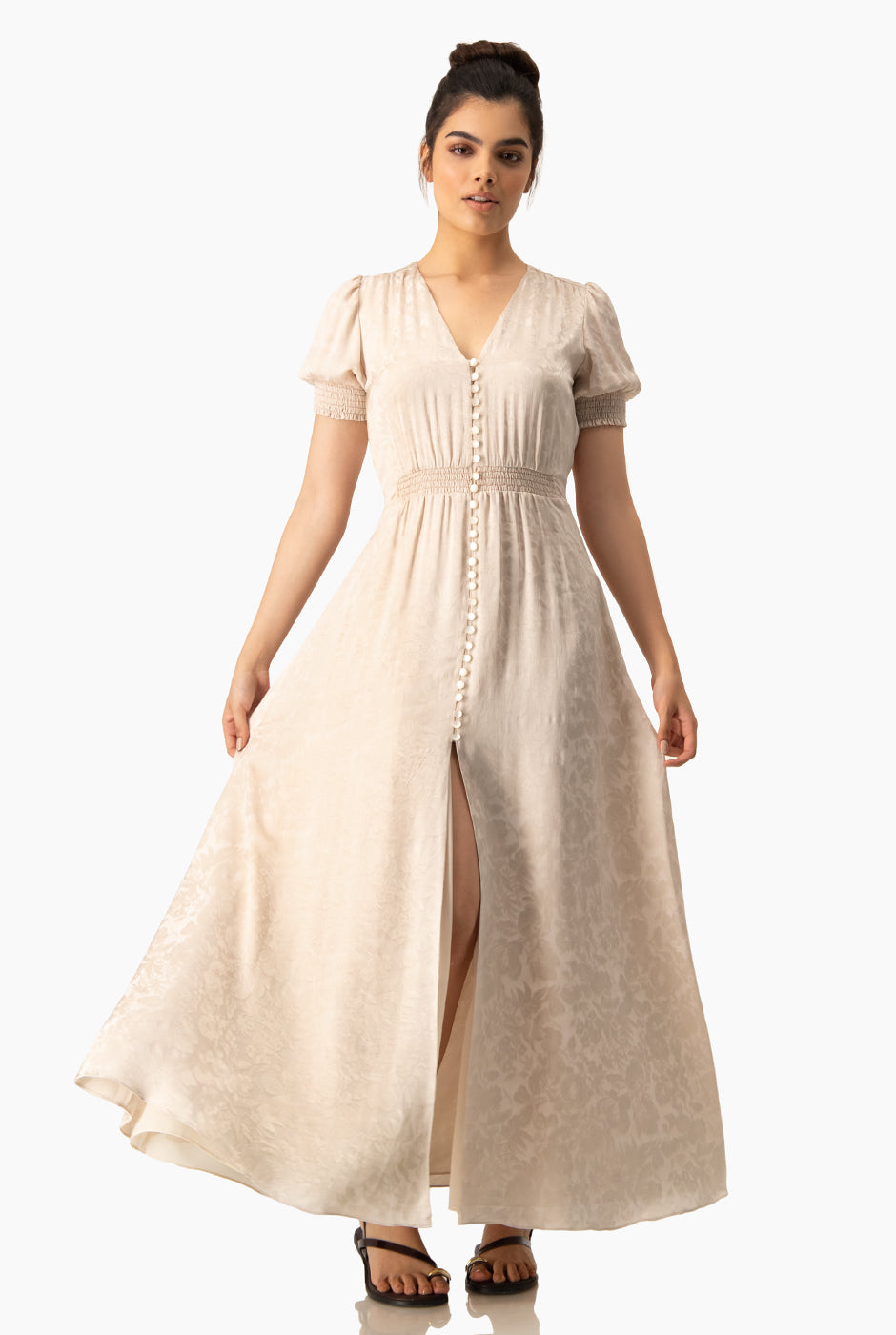 Vestido largo beige con escote en V y detalle de smock
