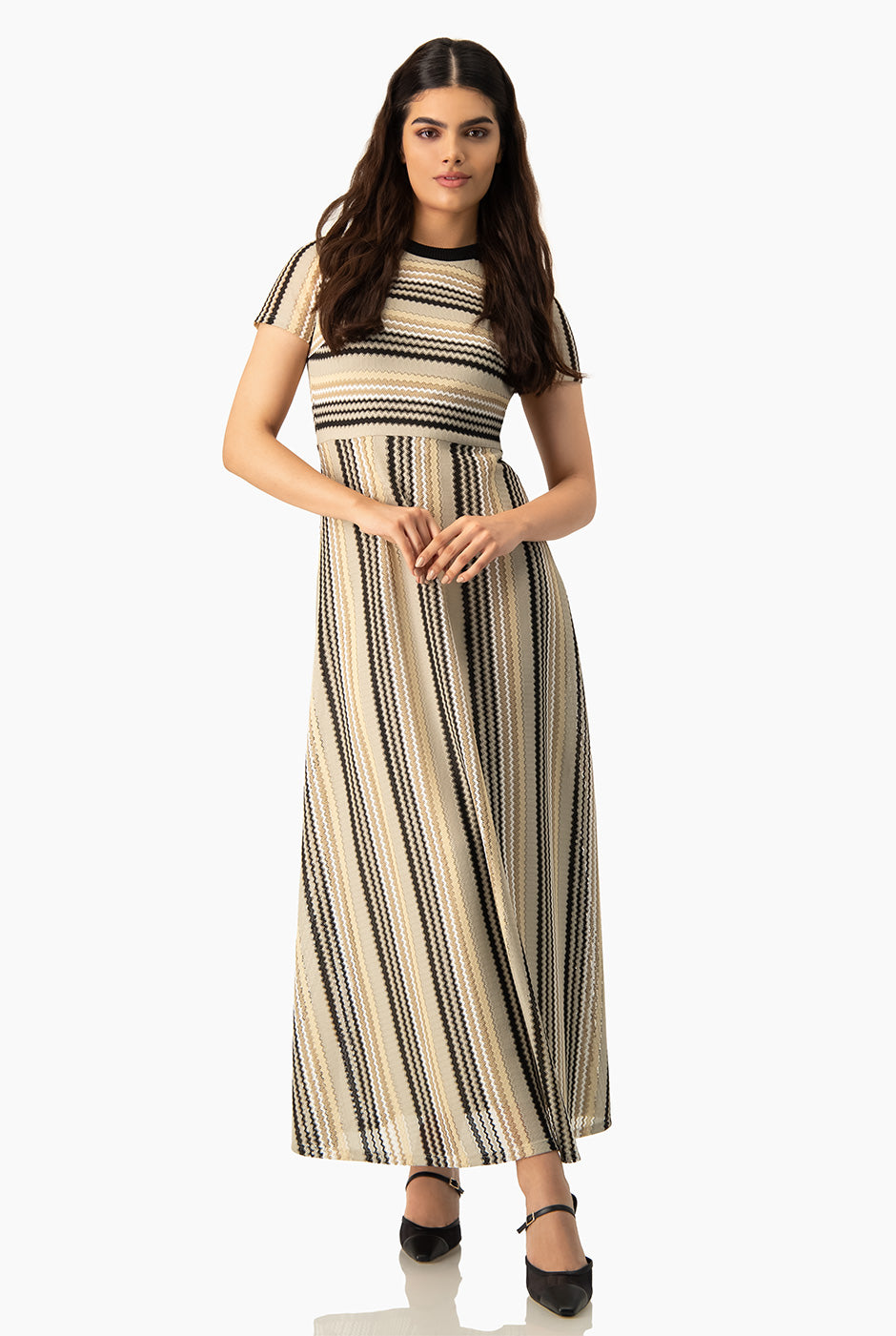 Vestido maxi tejido beige con estampado de rayas y mangas cortas