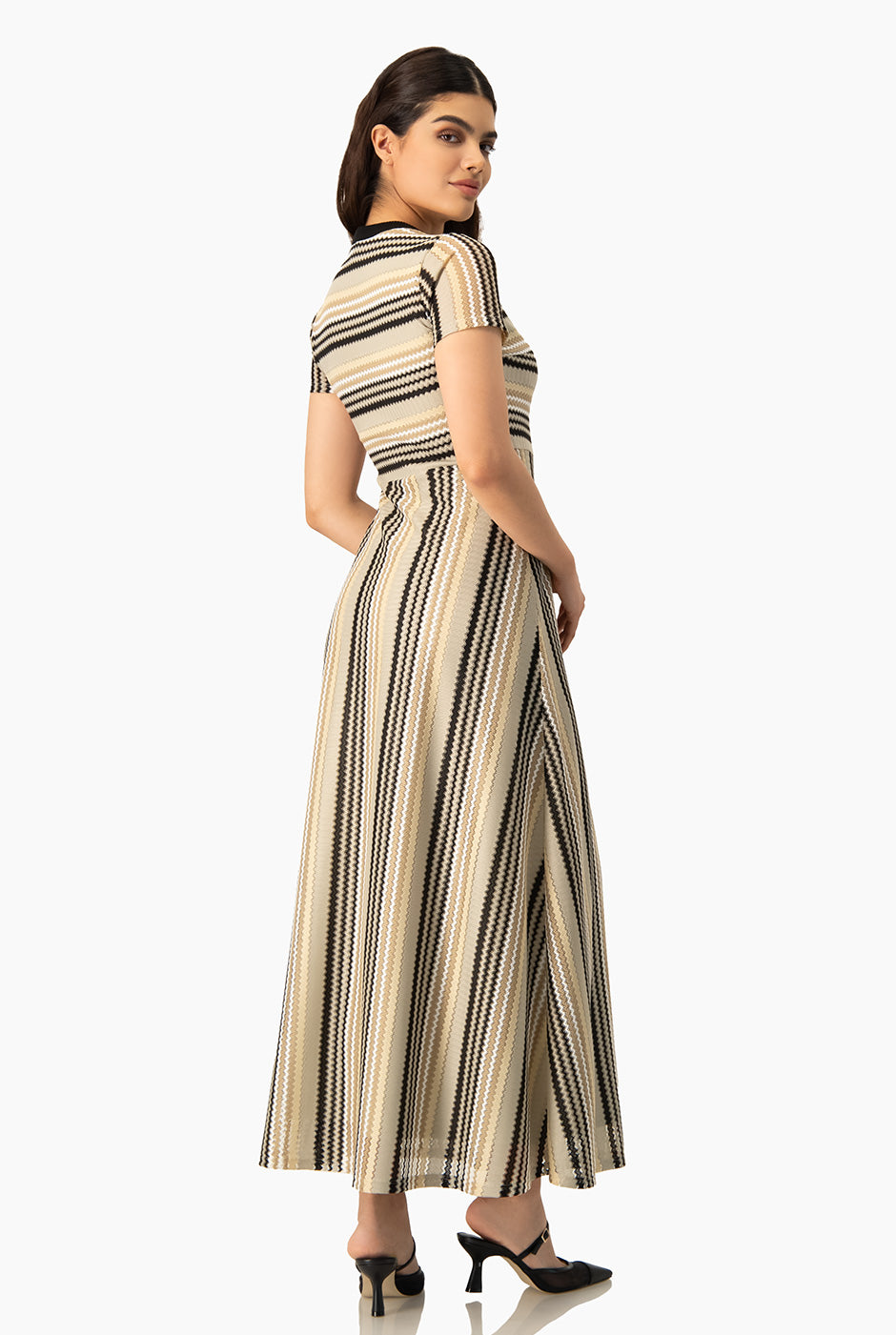 Vestido maxi tejido beige con estampado de rayas y mangas cortas