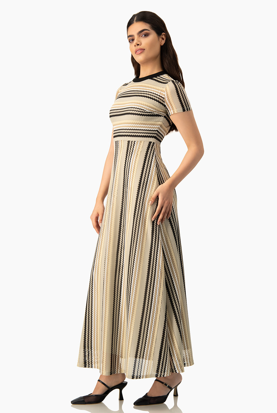 Vestido maxi tejido beige con estampado de rayas y mangas cortas