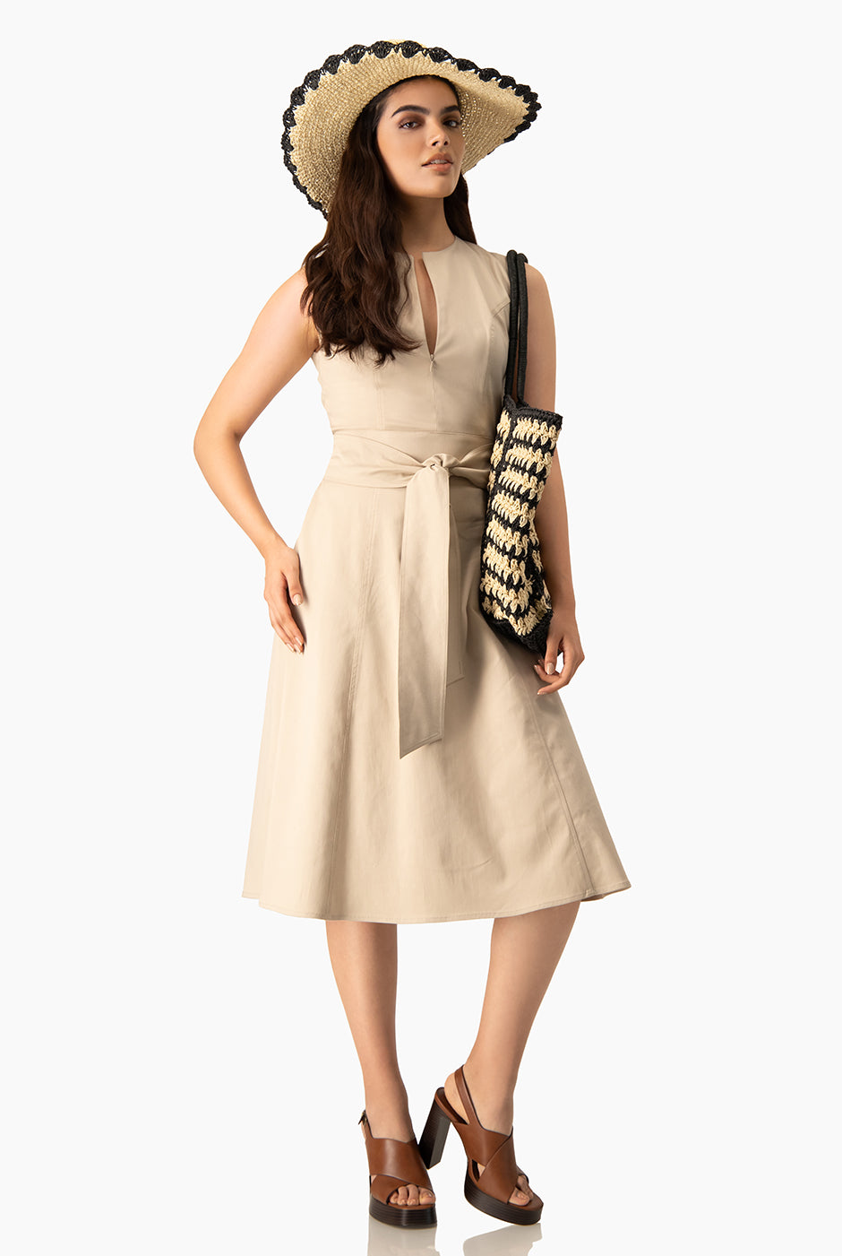 Vestido midi beige con escote en V y cinta en cintura