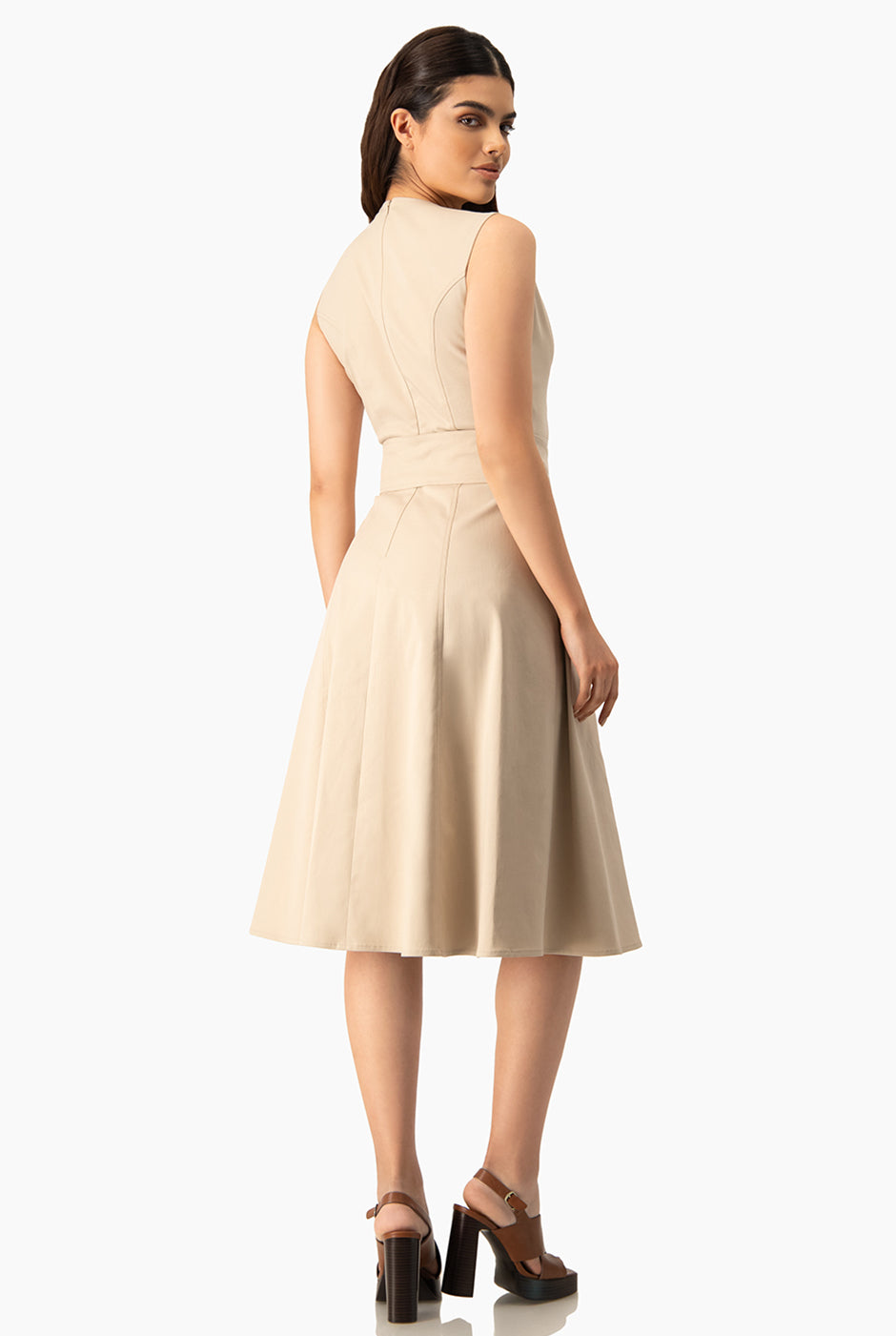 Vestido midi beige con escote en V y cinta en cintura