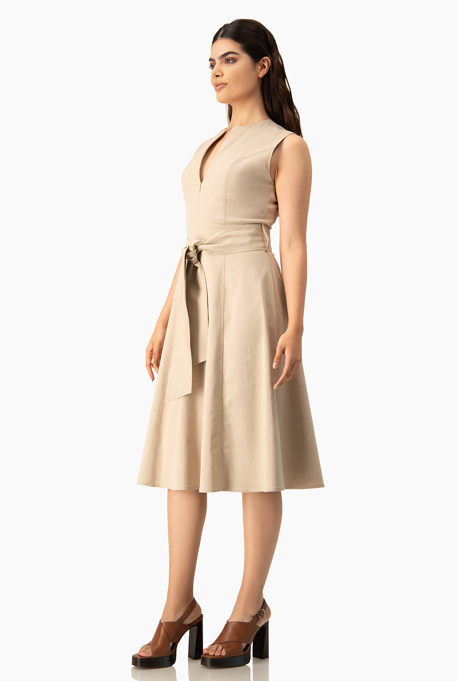 Vestido midi beige con escote en V y cinta en cintura