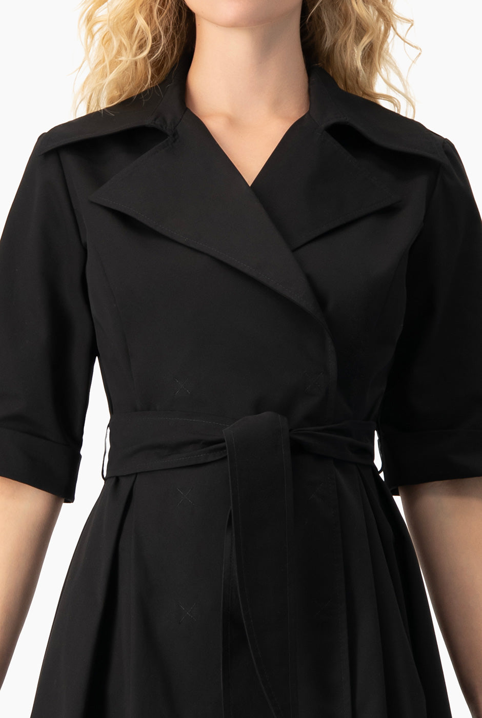 Vestido corto cruzado negro con cinta y solapas