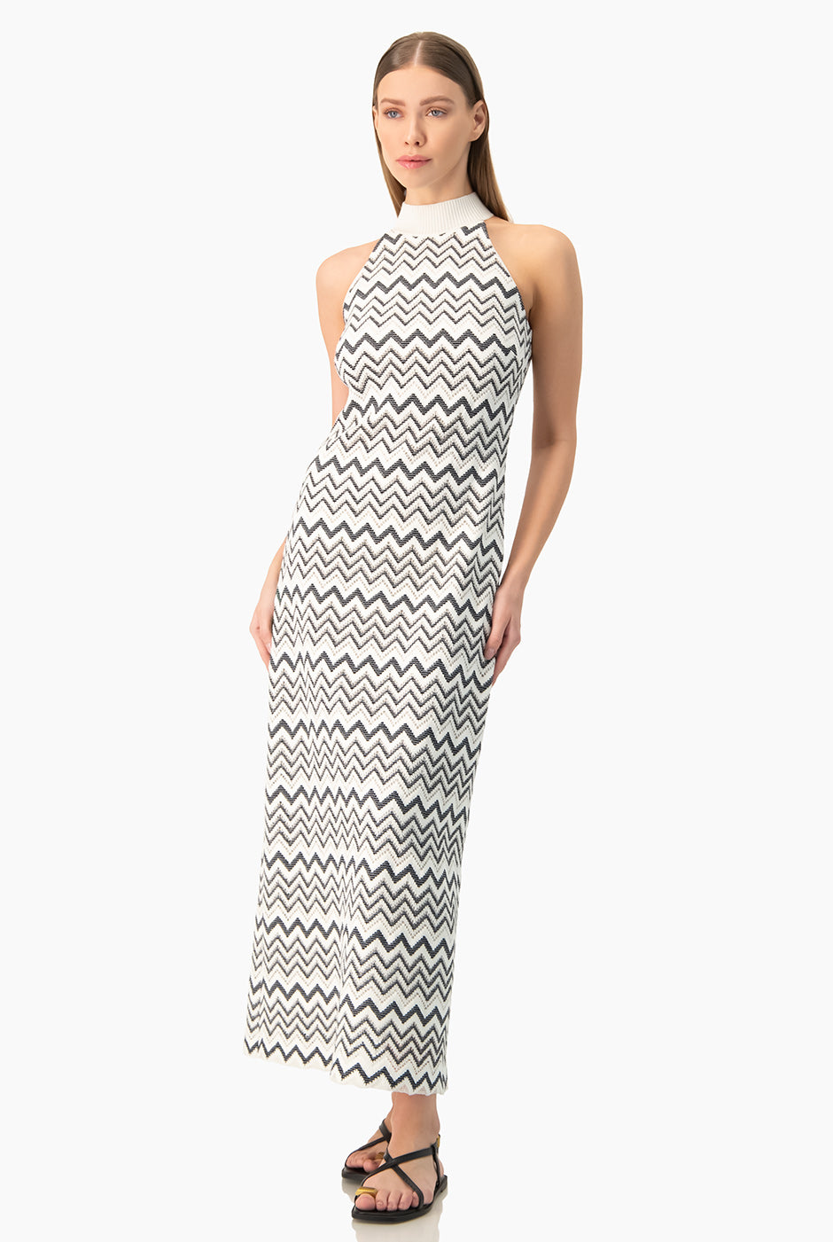 Vestido largo blanco tejido sin mangas con cuello halter y estampado zigzag