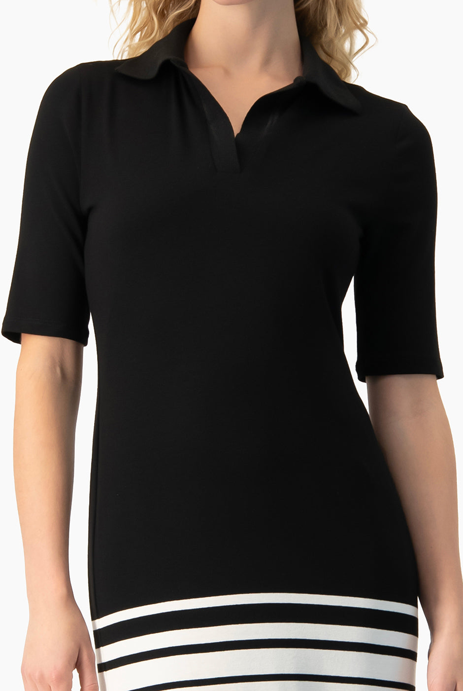 Vestido midi negro con cuello camisero y rayas horizontales