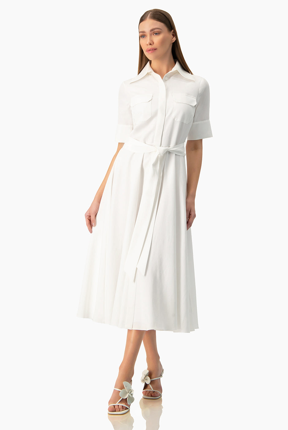 Vestido blanco línea A con manga corta y cinta en cintura