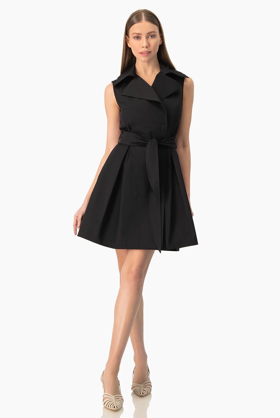 Vestido negro corto sin mangas con cinturón y cuello solapa