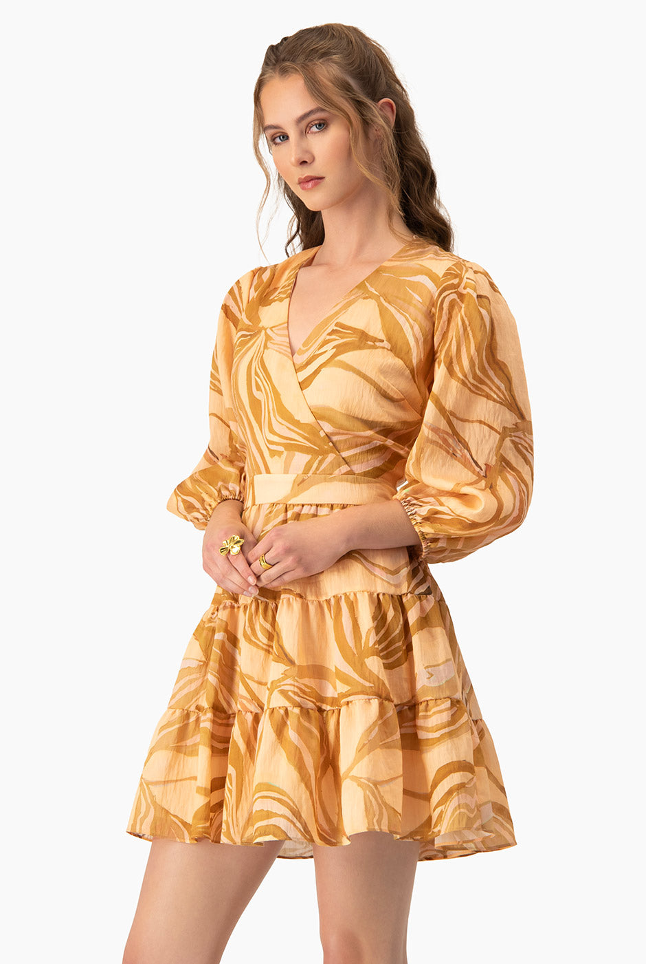 Vestido corto multicolor con mangas abullonadas y escote en V
