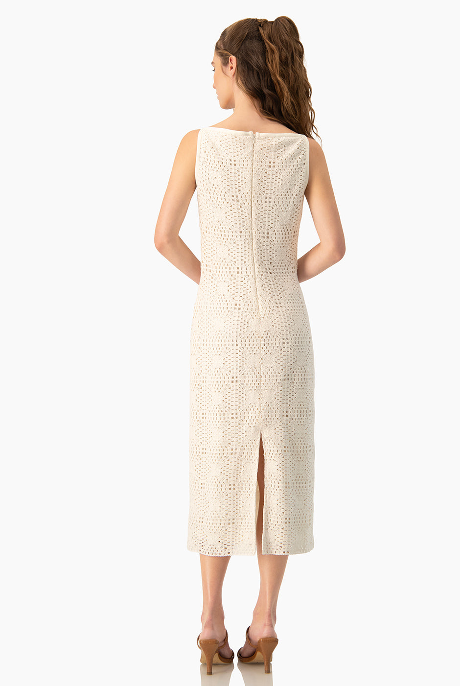 Vestido midi sin mangas marfil con encaje y abertura trasera