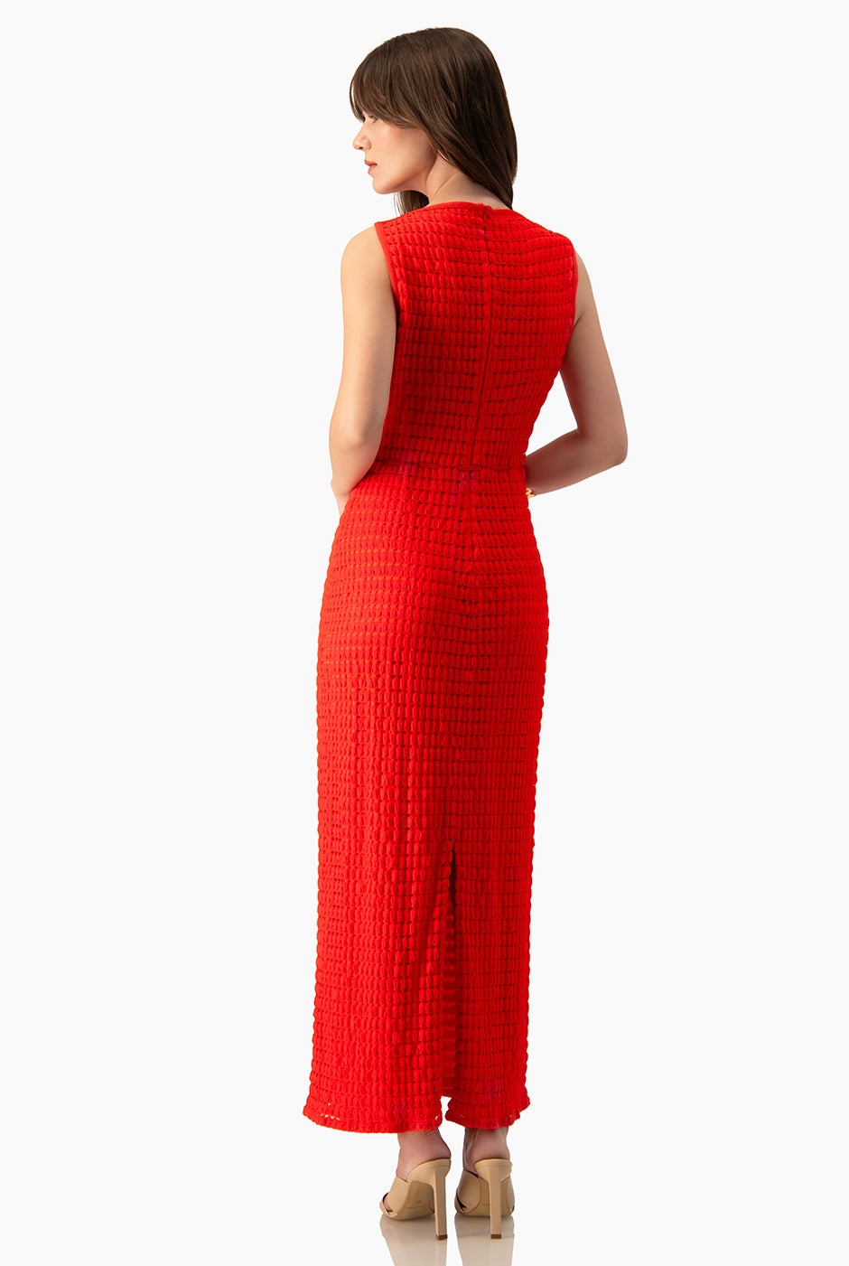 Vestido Ivonne largo rojo con textura cuadriculada y cinturón delgado.