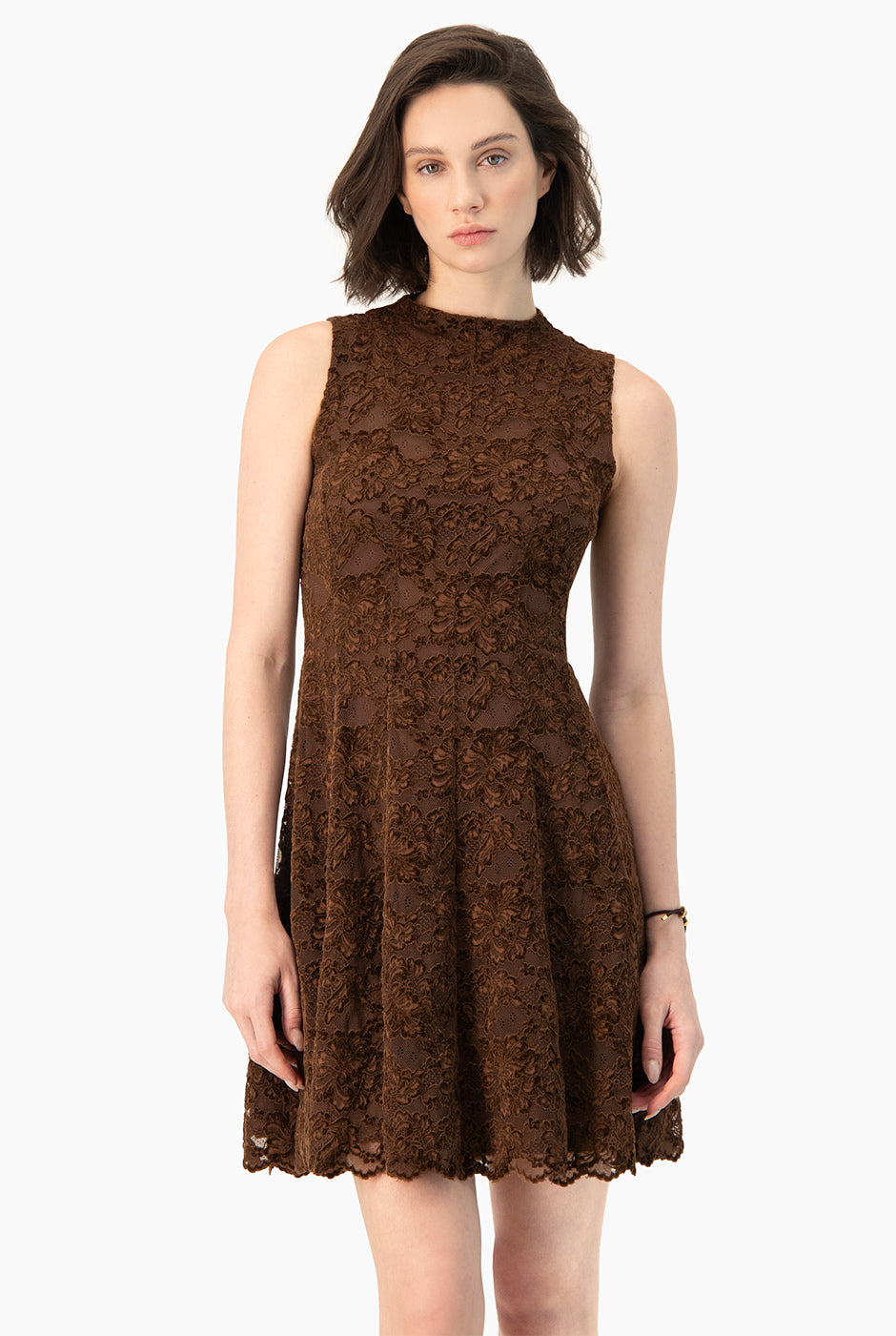 Vestido Ivonne corto café con encaje floral y sin mangas