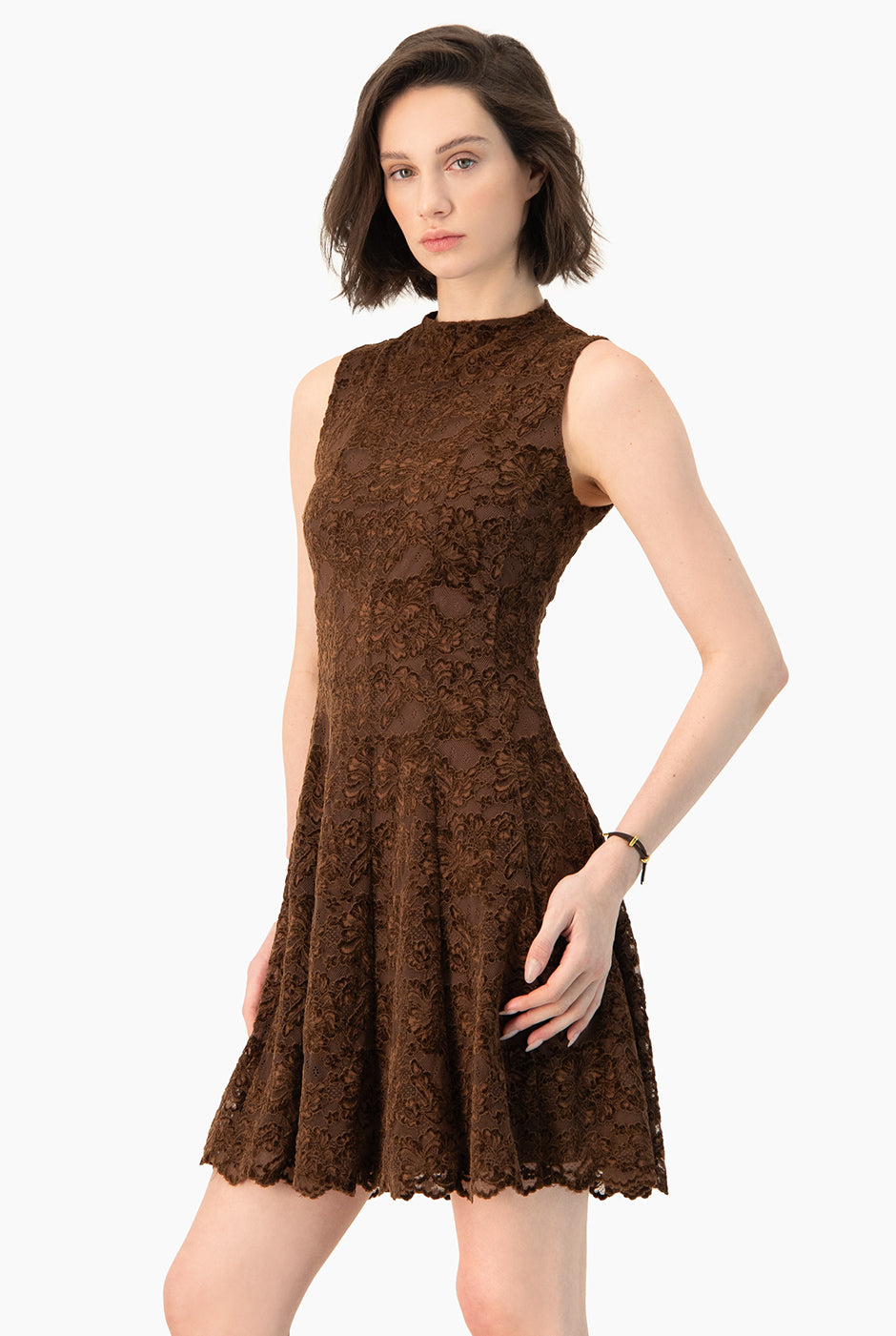 Vestido Ivonne corto café con encaje floral y sin mangas