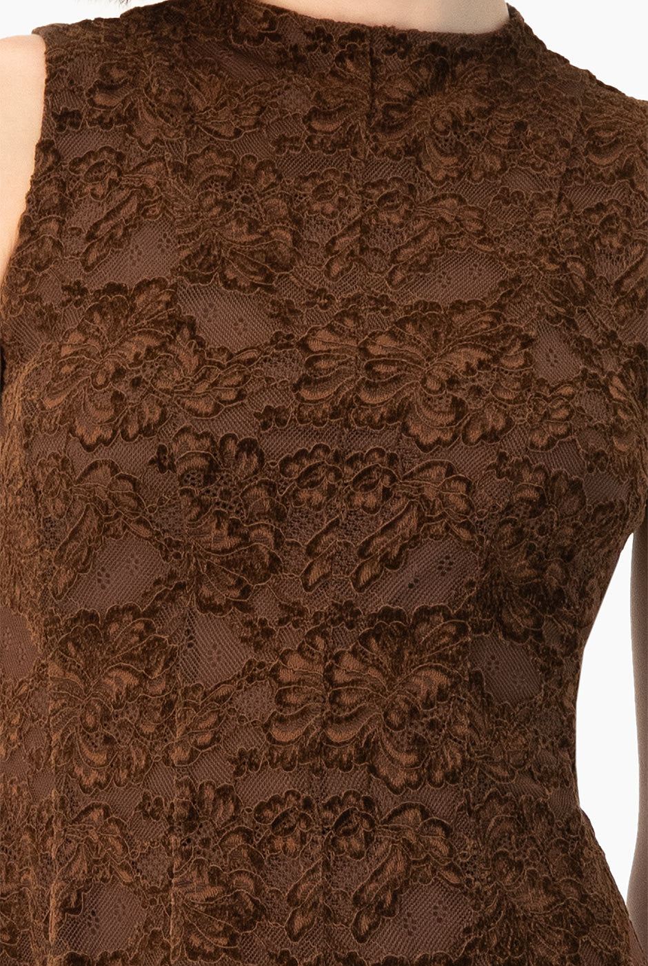 Vestido Ivonne corto café con encaje floral y sin mangas