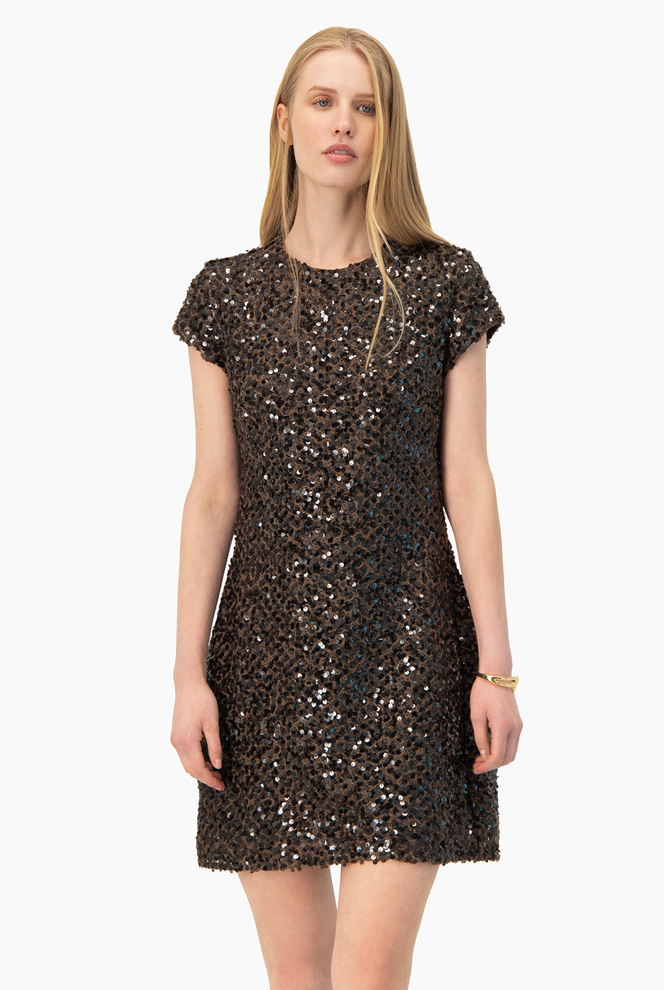 Vestido Ivonne corto café con lentejuelas y cuello redondo