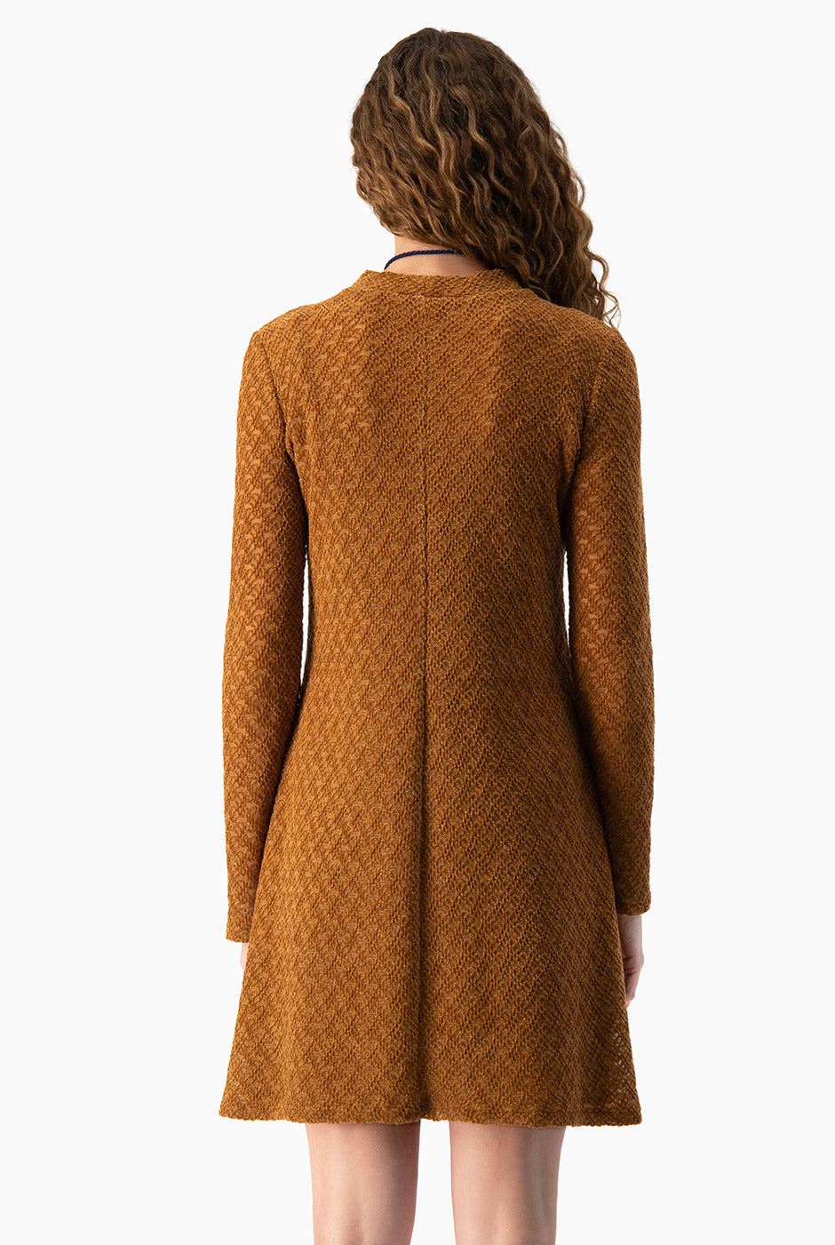 Vestido Ivonne corto café con textura tejida y mangas largas