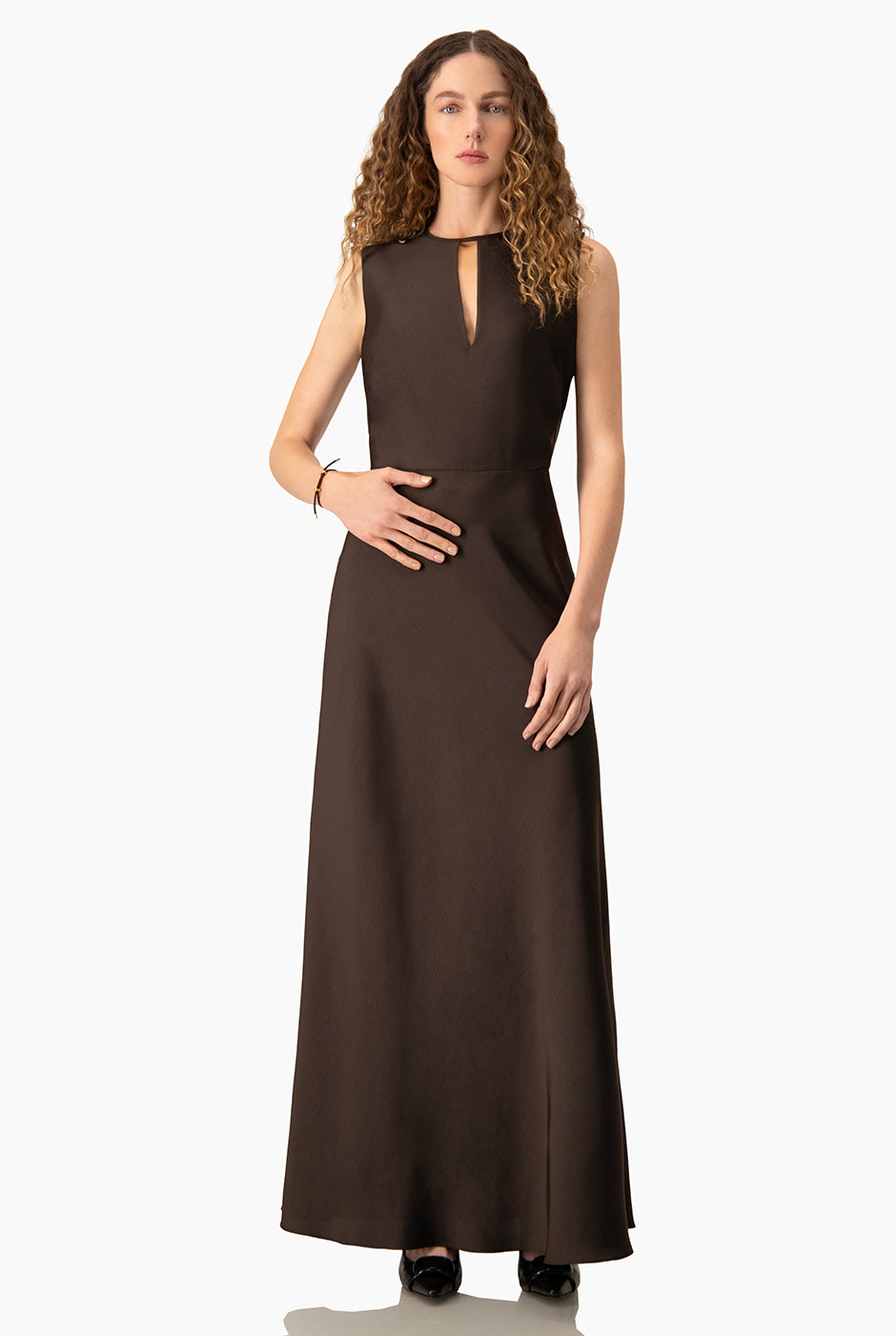 Vestido largo Ivonne sin mangas color café con escote tipo gota
