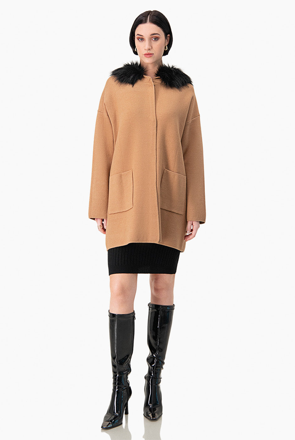 Cárdigan beige con gorro de pelo sintético y bolsillos