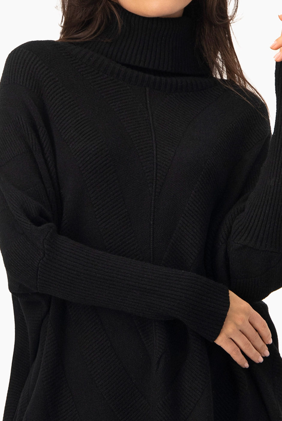 Pullover Maxi V negro con diseño acanalado y cuello alto