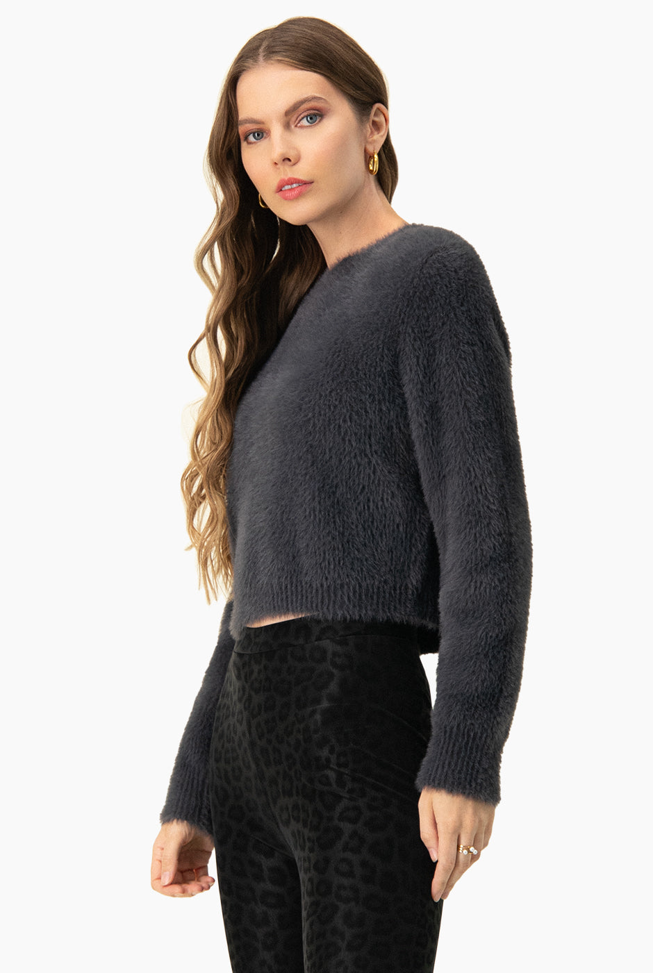 Suéter crop gris con cuello alto y mangas largas